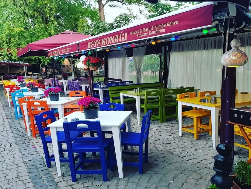 Keyf Konağı önünde açık hava oturma yeri