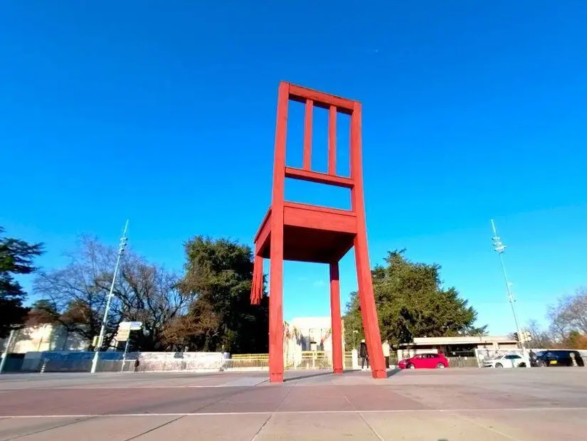 Cenevre Birleşmiş Milletler Binası önünde kırık sandalye - Barış sembolü - İsviçre