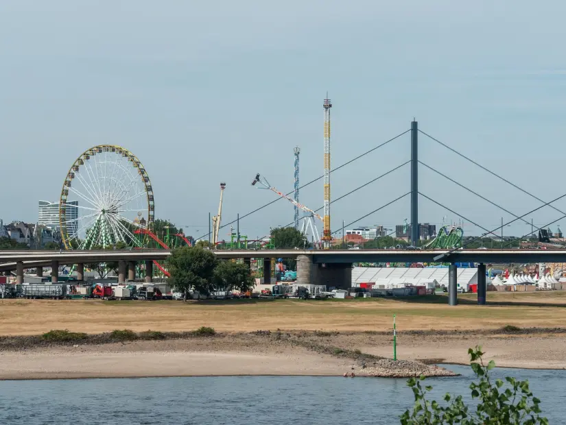Almanya'nın Düsseldorf kentindeki Ren nehrindeki Rheinkirmes halk festivalinin görünümü