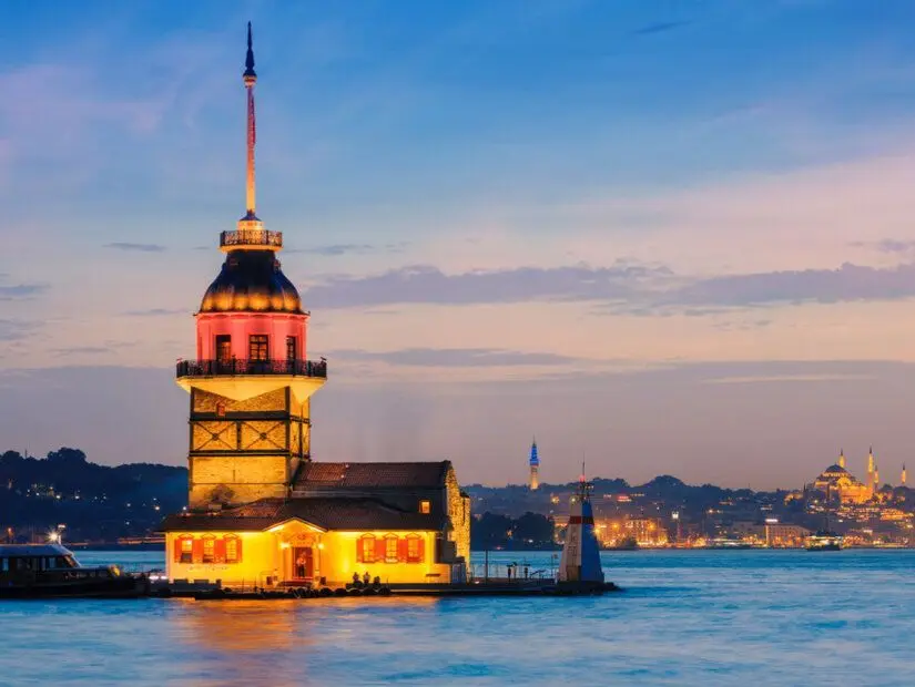 İstanbul'un simge yapılarından yeni Kız Kulesi'nin  gece görünümü.