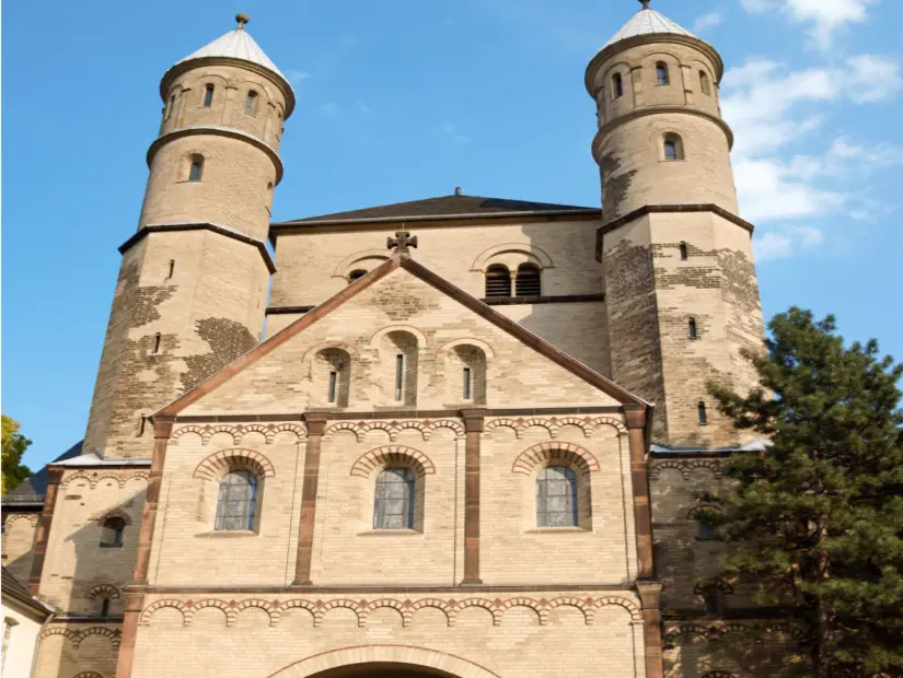 Köln'deki St. Pantaleon Kilisesi şehirdeki 12 romanesk kilisenin en eskisidir.