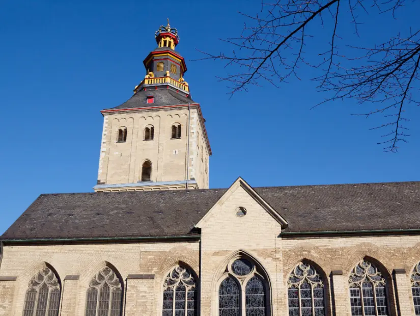 Köln'deki Aziz Ursula Kilisesi, bu şehrin ünlü 12 Romanesk kilisesinden biridir.