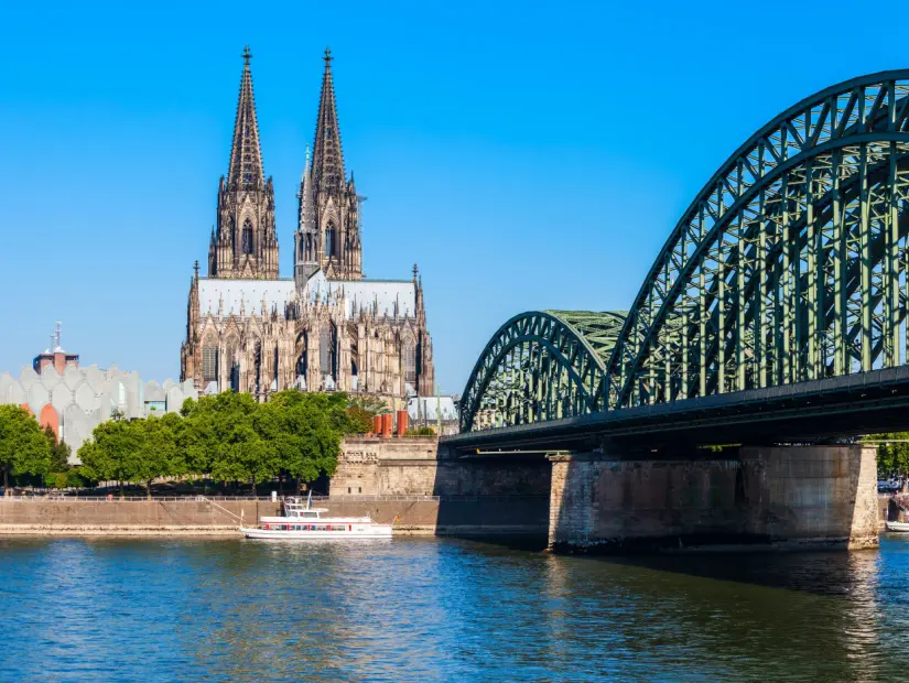 Köln Katedrali ve Ren Nehri üzerindeki Hohenzollern köprüsü
