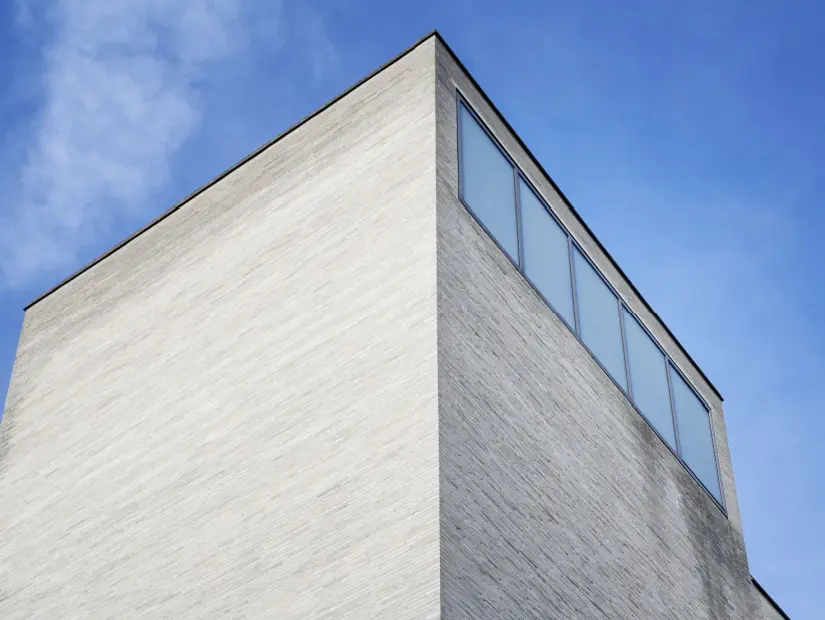 Köln Başpiskoposluğu Kolumba Sanat Müzesi'nin mavi gökyüzüne karşı dış görünümü