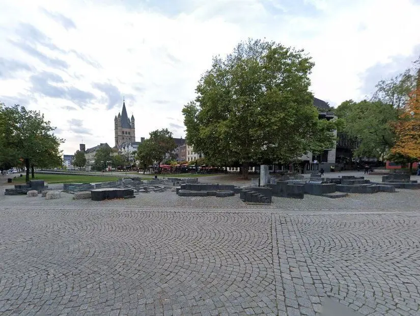 Köln şehrinin simgesel çeşmelerinden biri olan Paolozzi-Brunnen