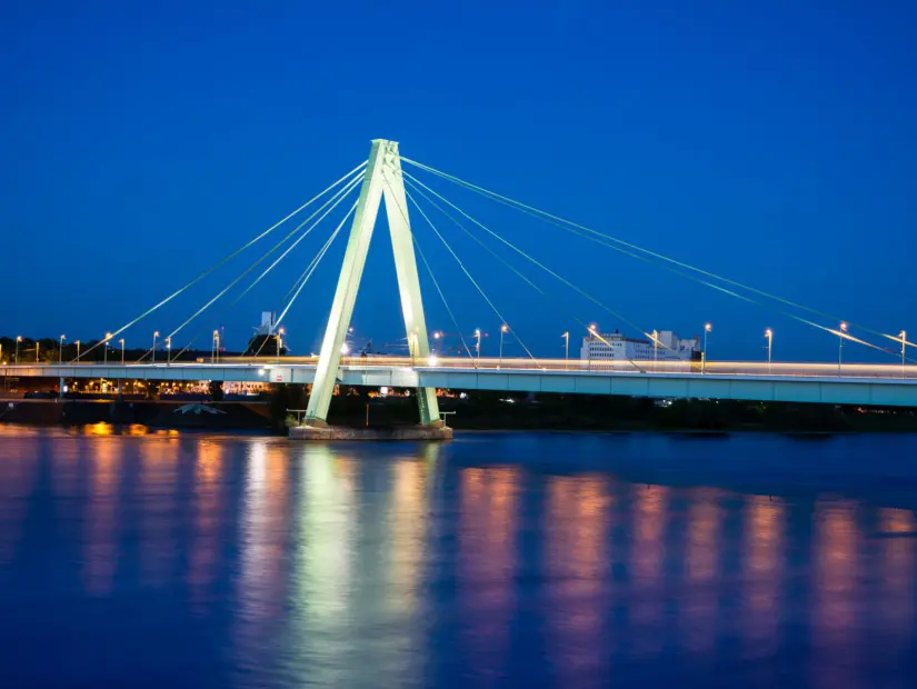  Köln'de Rhein nehrinin karşısındaki Severinsbrücke adlı ışıklı köprü