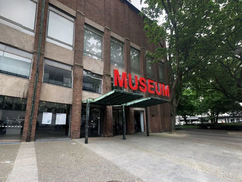  Köln Uygulamalı Sanatlar Müzesi (Museum of Applied Arts) giriş kapı görünümü