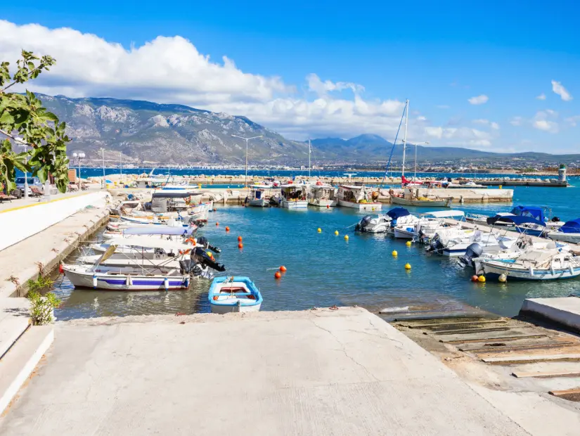 Korint limanındaki tekneler ve yatlar. 