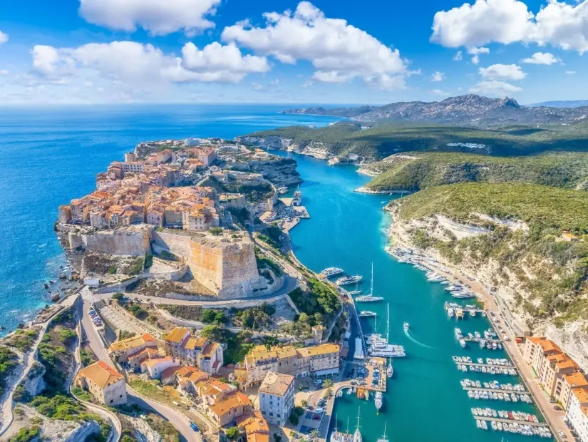 Fransa'nın Korsika adasındaki Bonifacio kasabasının havadan görünümü