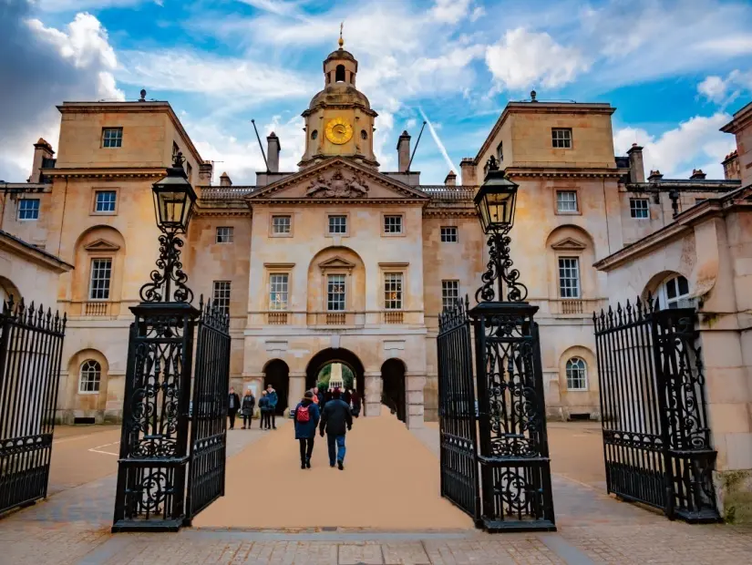 Londra Buckingham Sarayı'nın karşısındaki tarihi ev bölümü hayır kurumunun ana kapı mimarisi