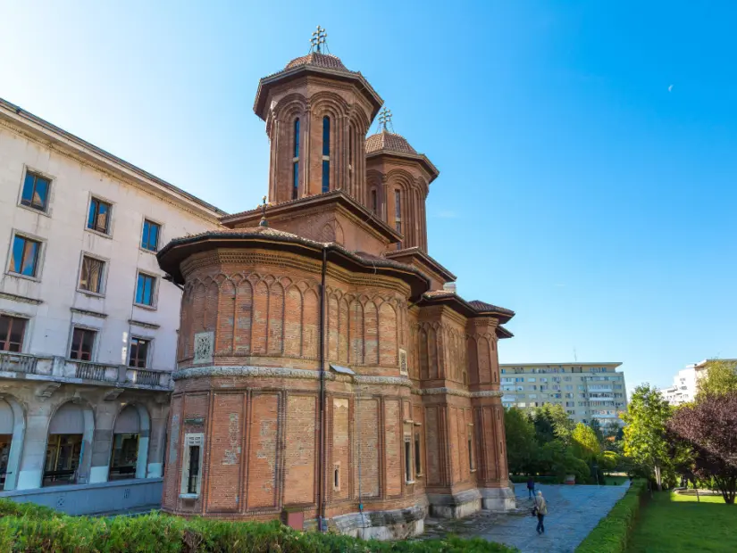 Güzel bir yaz gününde Bükreş, Romanya'daki Kretzulescu Kilisesi görünümü