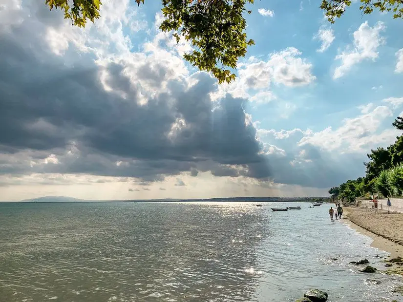 Bulutlu bir günde gün batımı zamanı yeşil ve mavi deniz 