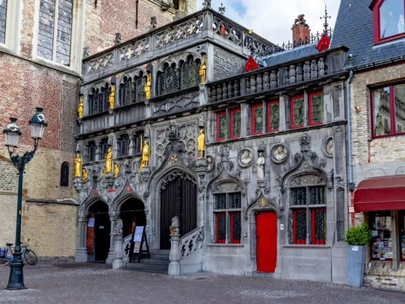 Belçika'nın Bruges merkezindeki Burg meydanındaki Kutsal Kan Bazilikası