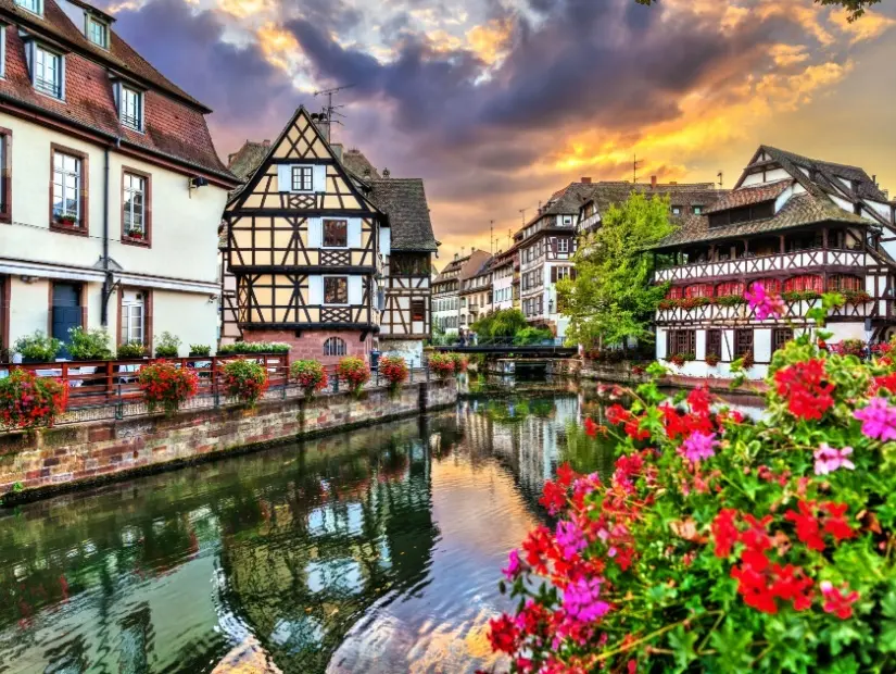 Strazburg'un tarihi la Petite France semtindeki geleneksel yarı ahşap evler, Alsace, Fransa'daki UNESCO Dünya Mirası