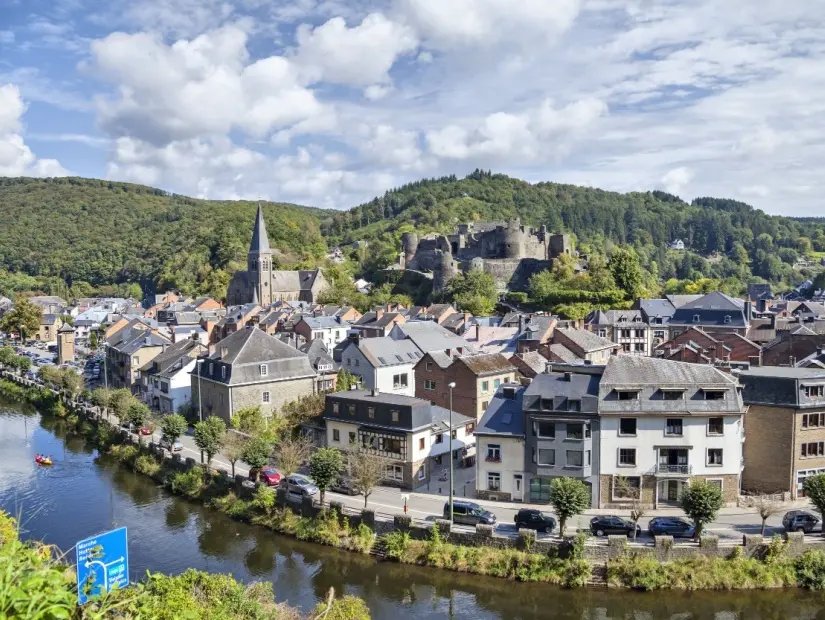 Belçika şehri La Roche-en-Ardenne'deki en yakın tepeden Ourthe nehri, kilise ve ortaçağ kalesinin kalıntıları ile manzara