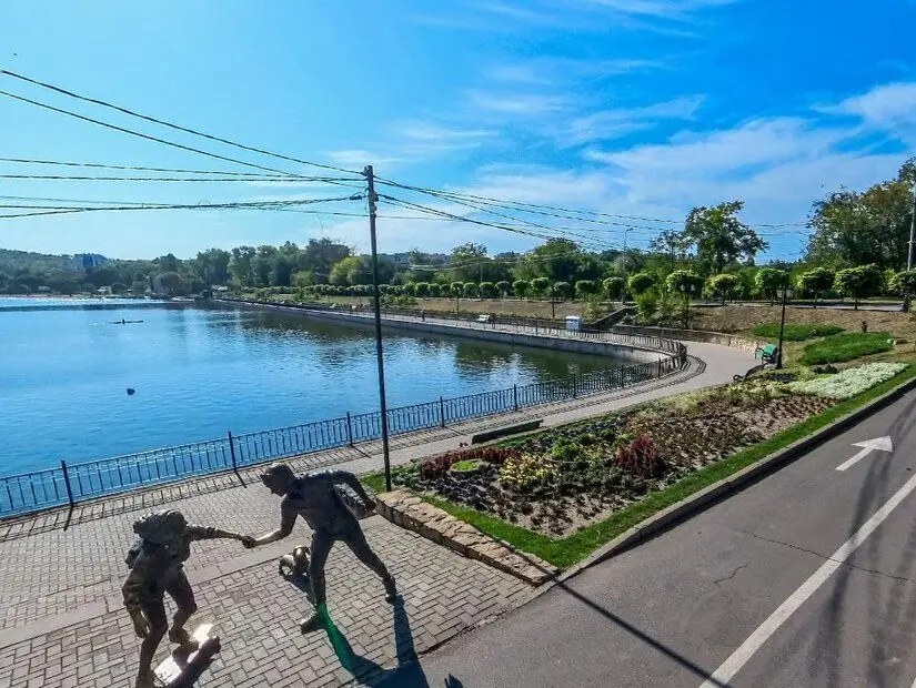 Ölüm Vadisi Gölü olarak da bilen Lacul Valea Morilor görünümü