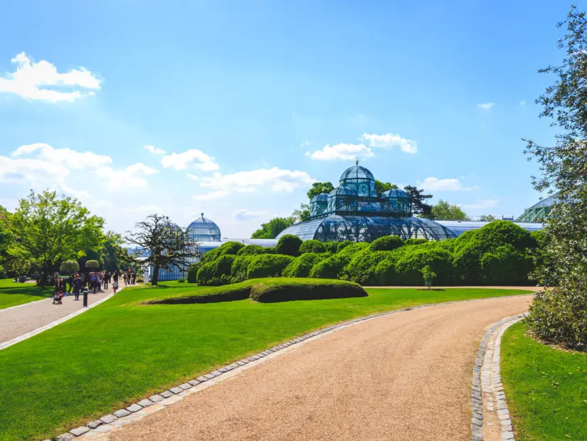 Çim sahası ve yeşil çevre manzarası, Brüksel'in kuzeyindeki Laeken Kraliyet Sarayı'nın parkı