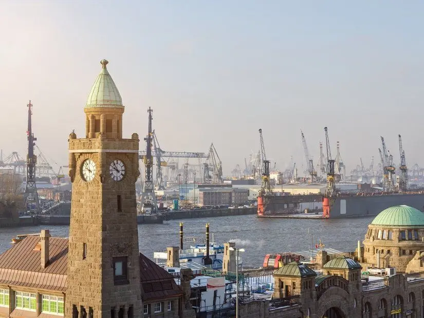 Almanya'nın Hamburg kentindeki ünlü Landungsbrücken ve liman tesislerine genel bakış