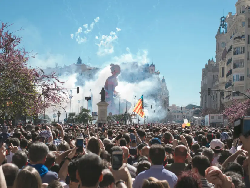 Las Fallas festivali sırasında Mascleta'da havai fişeklerin patladığı belediye binası meydanı.
