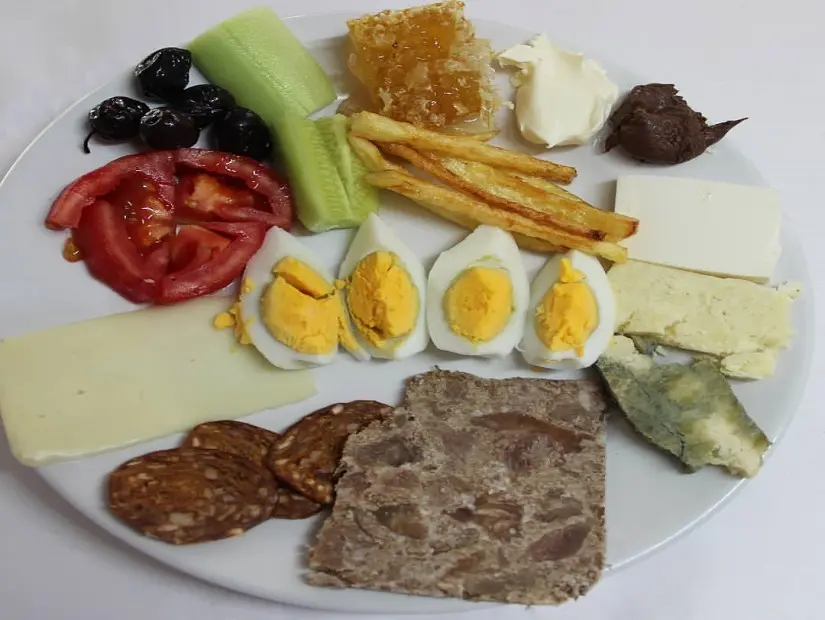Lazoğlu Kahvaltı Salonu / Karatay