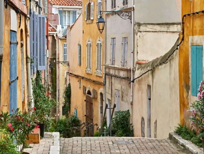 Güney Fransa'daki Marsilya'nın eski mahallesi "Panier"in tipik görünümü