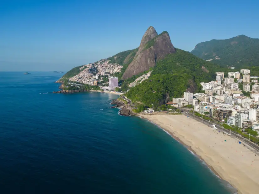 Rio de Janeiro, Brezilya'daki Leblon Plajı ve İki Kardeş Dağı'nın havadan görünümü