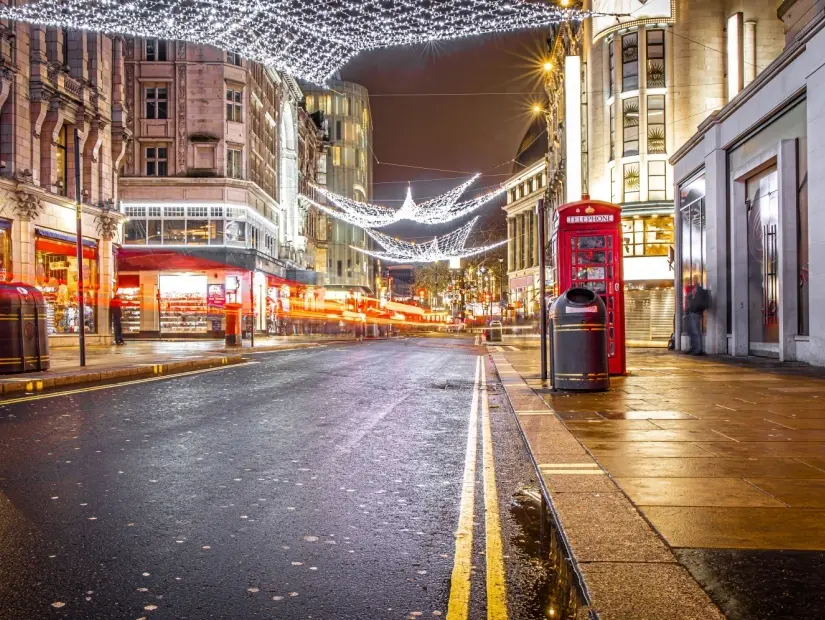 Londra'da Noel döneminde Leicester Meydanı