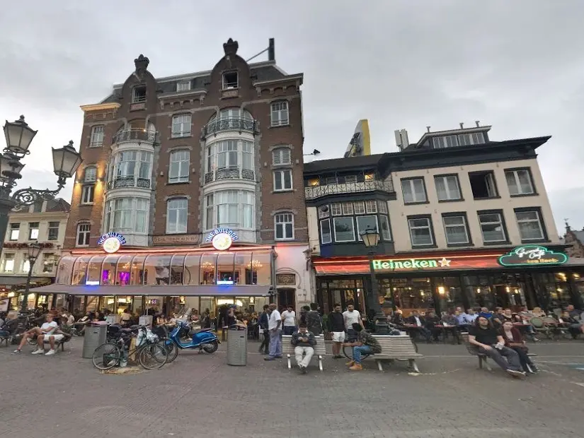 ehrin en popüler ve canlı meydanlarından olan Leidseplein meydanı .