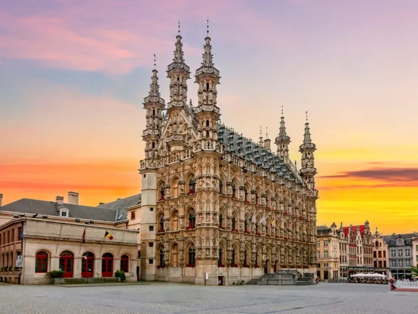 Gün batımında Leuven'in merkezindeki Belediye Binası