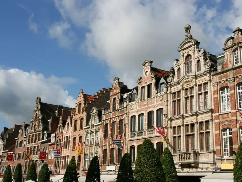 Bir dizi güzel bina. Oude Markt (Eski Meydan), Leuven, Flaman Brabant, Belçika.