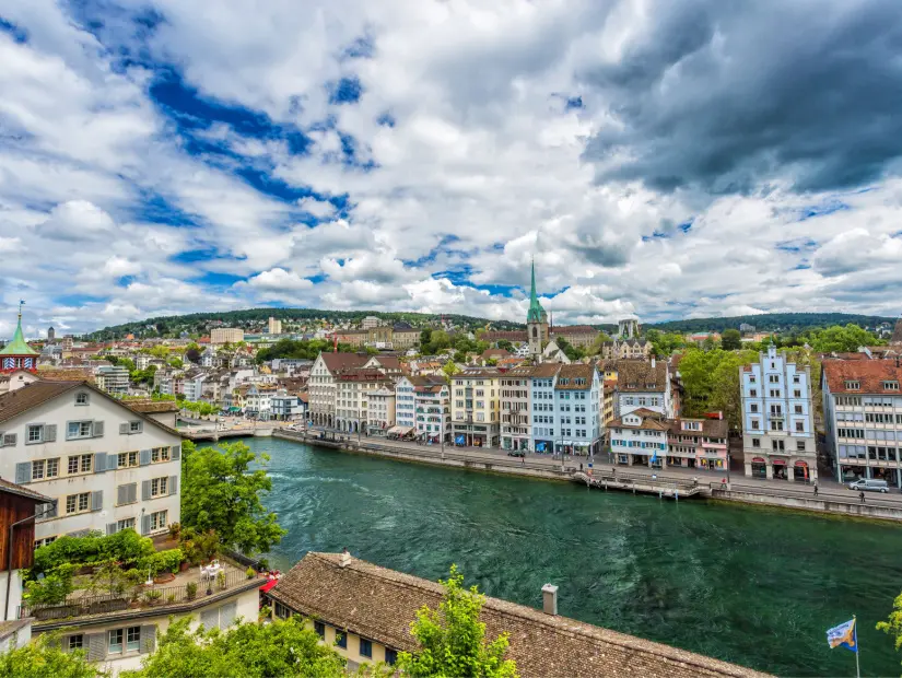 İsviçre'deki Lindenhof'tan Limmat Nehri'nin havadan görünümü.