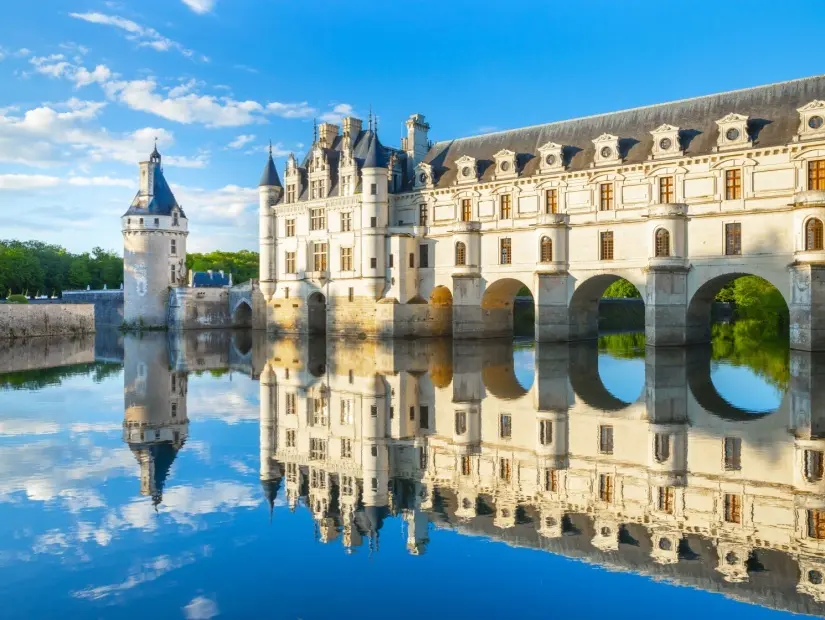 Chateau de Chenonceau, Fransa'nın Loire vadisindeki Chenonceaux köyü Cher Nehri'ni kapsayan bir Fransız kalesi