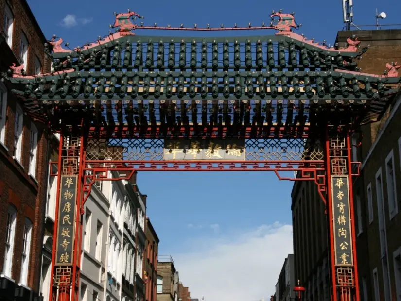 Londra, Birleşik Krallık'taki renkli Çin Mahallesi kapısı. 
