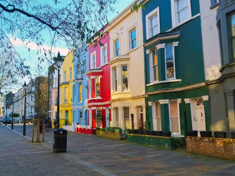 Londra'nın Notting Hill semtindeki renkli evler