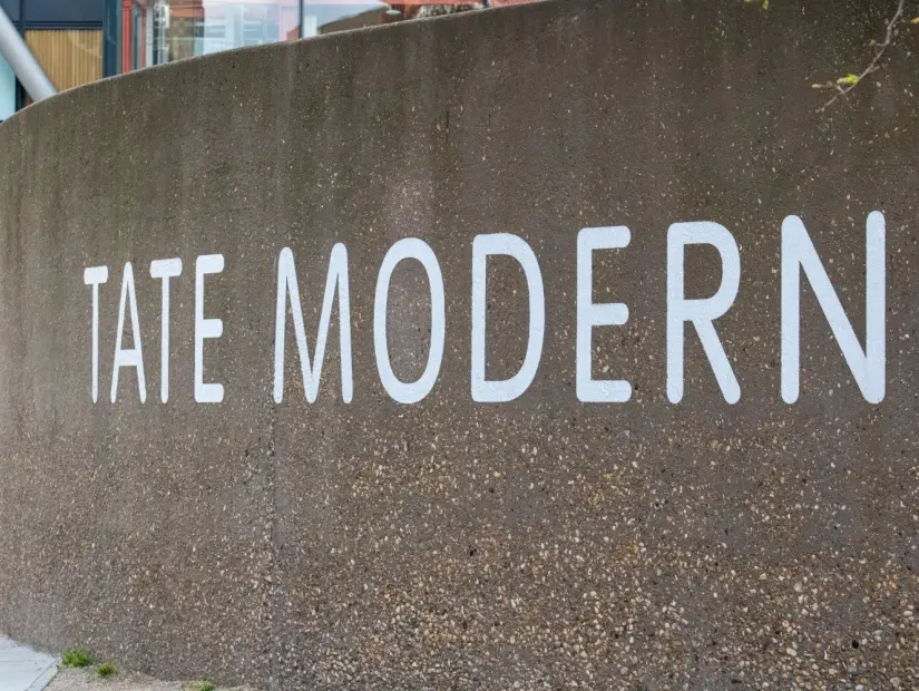 Ünlü İngiliz müzesinin Tate modern giriş tabelası