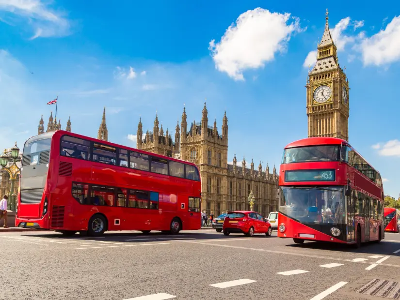 Londra, İngiltere'de Big Ben'in yanındaki Westminster köprüsünde kırmızı otobüs. turistik yer