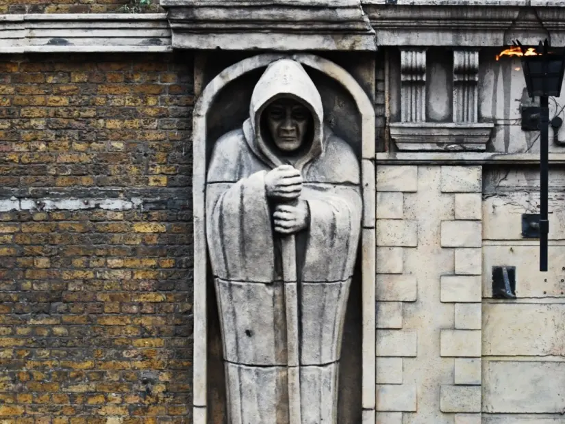 Londra Zindanı'nın dışındaki korkutucu heykel, Londra, İngiltere
