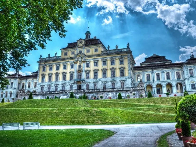 Ludwigsburg Konut Sarayı, kuzey kısmının dramatik manzarası