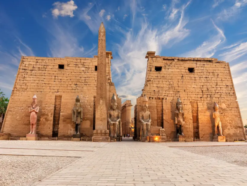 Dünyaca ünlü Luxor Tapınağı, ana girişin görünümü, Mısır