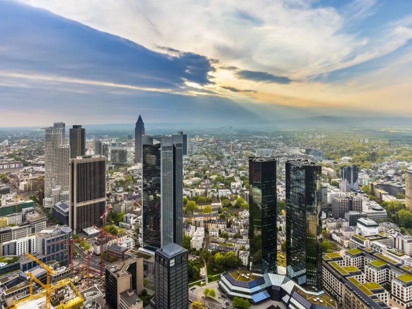 gökdelenler ile Frankfurt  Main panoraması