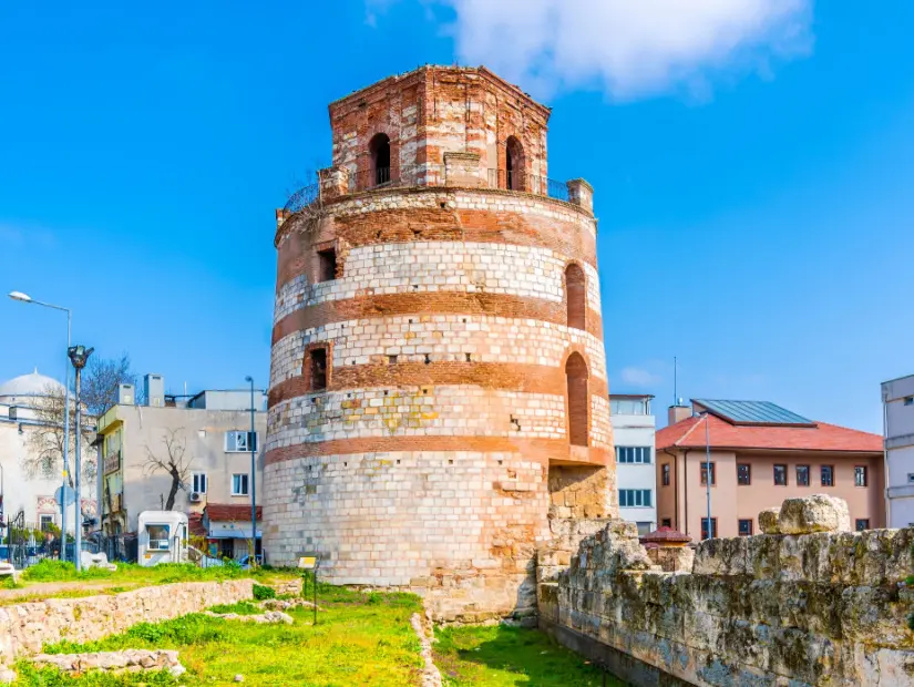 en eski yapılardan kesme taşlarla çevirili makedonya kulesi günümüz görünümü 