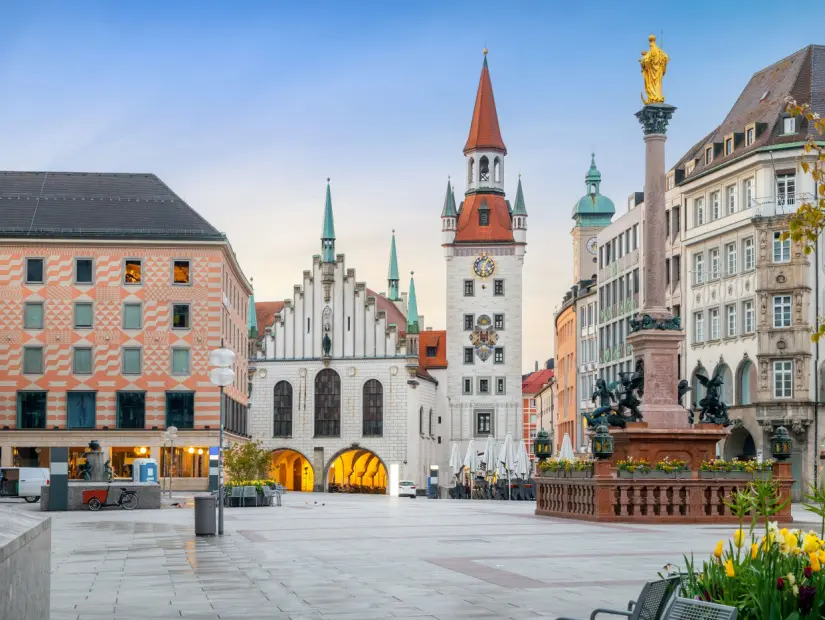 Marienplatz meydanının görünümü ve tarihi Belediye Binası binası