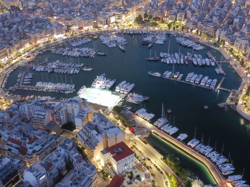 Paşalimani Yat Limanı'nın güzel renklerle alacakaranlıkta havadan drone fotoğrafı
