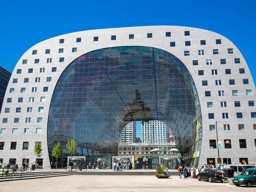 Rotterdam şehrinin en popüler pazar salonu ve konut kompleksi olan Markthal