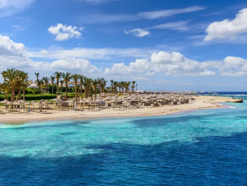Port Ghalib, Marsa Alam, Mısır'da plaj ile manzara