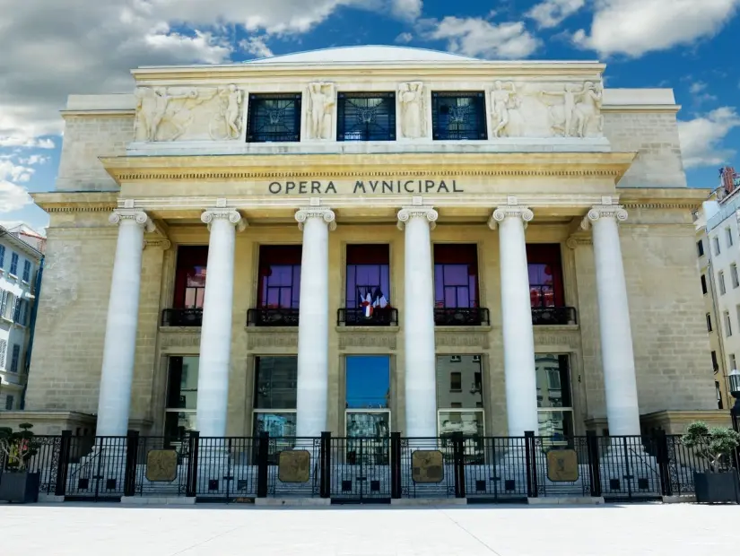 operanın cephesi taş duvarlı ve sütunlu binası 