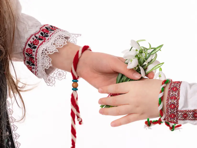 Bulgar çocuklar, geleneksel etnik folklor kostümleri giymiş,  bilezik martenitsa var.