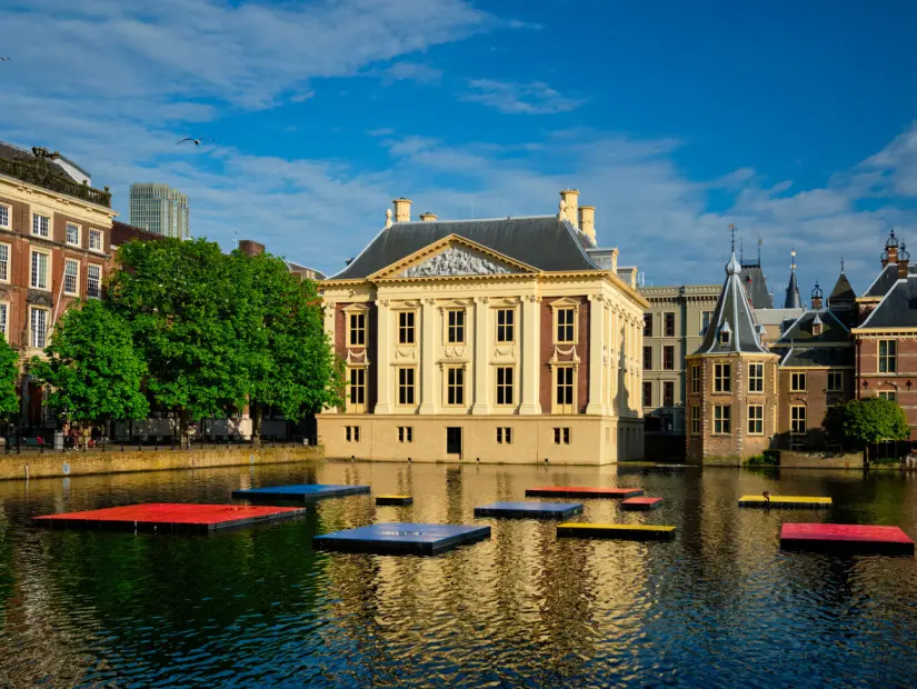 Binnenhof Parlamento Binası, Mauritshuis Müzesi ve Hofvijver Gölü'nün görünümü. 