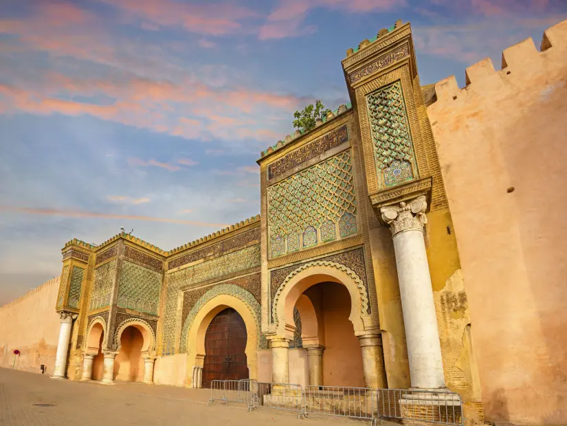 Meknes'teki Bab El-Mansour'un antik kapısı ve duvarları. 