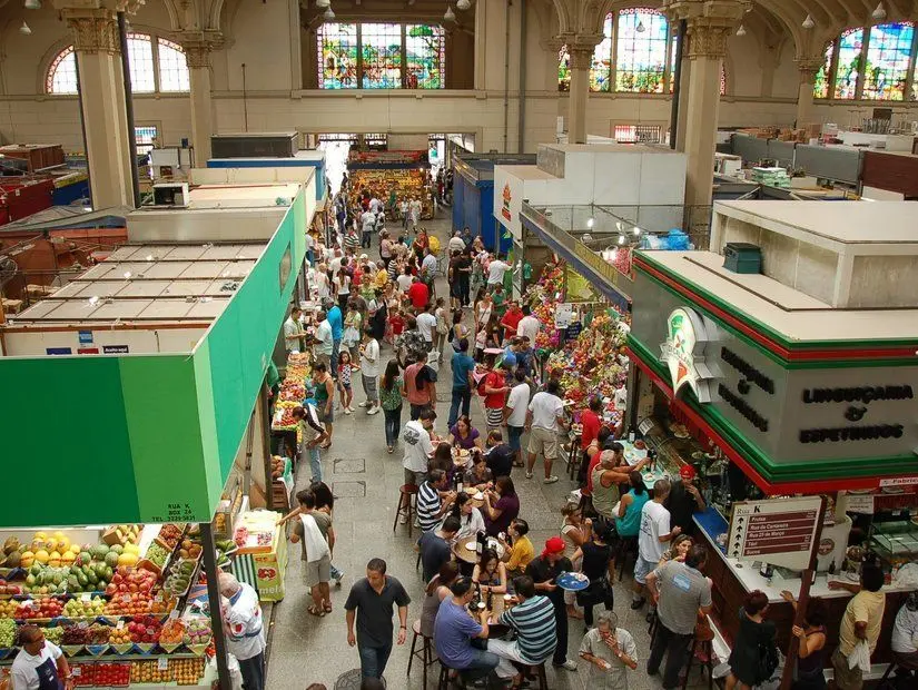 Mercado Municipal pazarında alışveriş yapan turistler